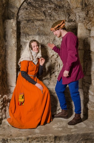 01_Mužský a ženský oděv z 2. poloviny 14. století..jpg
